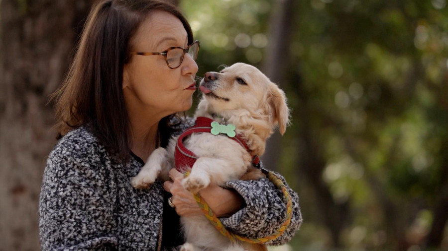 Pet Stories: Στην παρέα μας, η βραβευμένη ηθοποιός Λυδία Φωτοπούλου και ο Χουζούρης