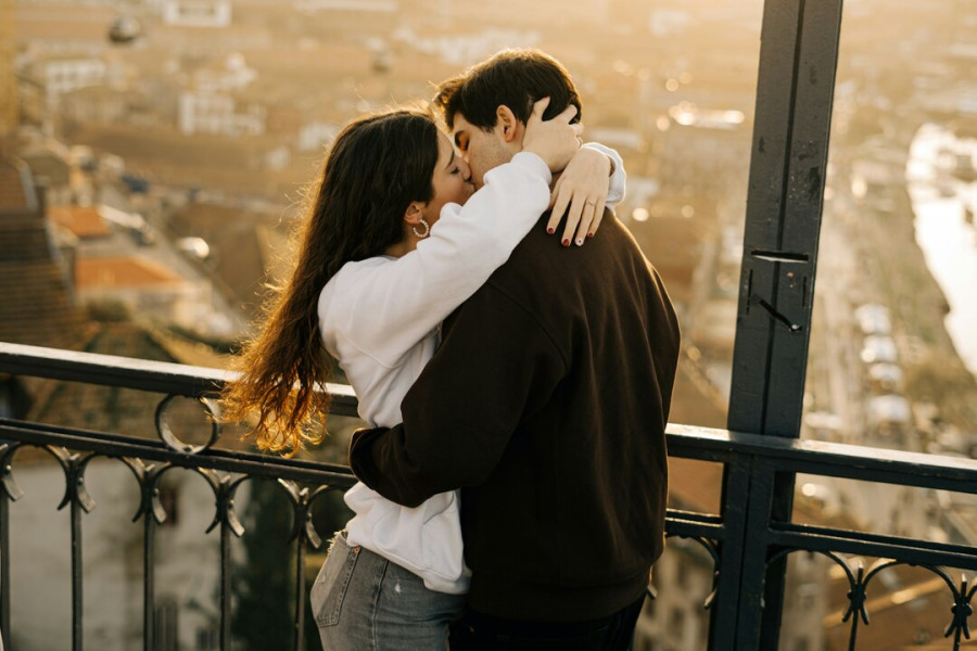 Τα μικρά λάθη που χαλάνε τη μαγεία του πρώτου φιλιού