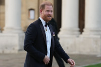 Πρίγκιπας Harry: Άφησε τη Meghan στο σπίτι με τα παιδιά και έκανε solo την πρώτη του εμφάνιση μετά την επιστροφή στη Βρετανία