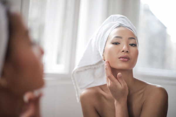 Θέλετε glass skin χωρίς foundation; Αυτή η ρουτίνα ενυδατώνει την επιδερμίδα μέχρι να αποκτήσει εφέ καθρέφτη