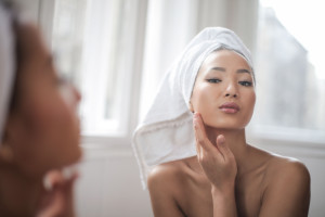 Θέλετε glass skin χωρίς foundation; Αυτή η ρουτίνα ενυδατώνει την επιδερμίδα μέχρι να αποκτήσει εφέ καθρέφτη