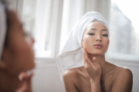Θέλετε glass skin χωρίς foundation; Αυτή η ρουτίνα ενυδατώνει την επιδερμίδα μέχρι να αποκτήσει εφέ καθρέφτη