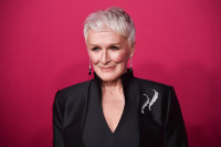 «Προτιμώ πολύ περισσότερο να είμαι ο εαυτός μου»: Στα 78 της, η Glenn Close μιλά για τη σχέση της με το μακιγιάζ