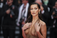 Το «Lychee Martini» μανικιούρ της Bella Hadid θα σε συνοδεύσει ως το τέλος του καλοκαιριού