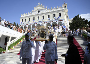 Από τα «φιδάκια της Παναγίας» μέχρι τους καβαλάρηδες: Τα πιο ιδιαίτερα έθιμα του Δεκαπενταύγουστου στην Ελλάδα