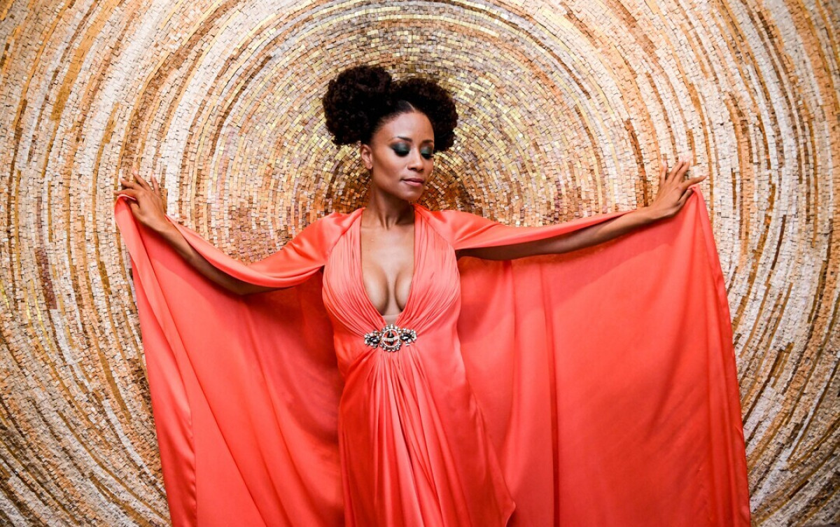 Shaya: Έβγαλε το τακούνι της και έβαλε στη θέση του τον εμμονικό θαυμαστή που την έβριζε