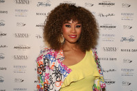 Shaya: Έβγαλε το τακούνι της και έβαλε στη θέση του τον εμμονικό θαυμαστή που την έβριζε