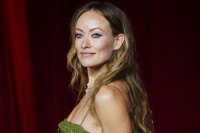 Τα grungy black nails της Olivia Wilde ολοκληρώνουν το menswear-inspired look της