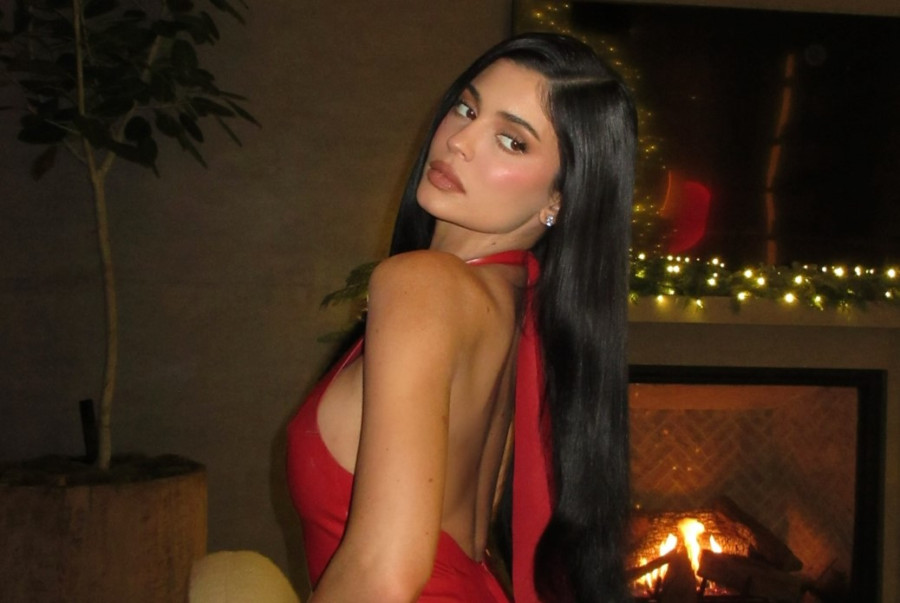 Η Kylie Jenner έγινε το απόλυτο showgirl με ένα ροζ cut-out φόρεμα