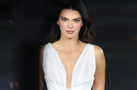 Εβδομάδα Μόδας του Παρισιού: Το wheat-colored skirt suit της Kendall Jenner ήταν η απόλυτη CEO-core αισθητική