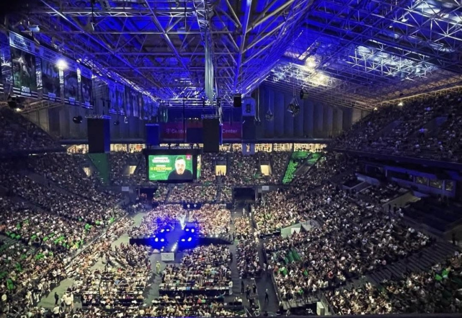 Ο Αλέξανδρος Τσουβέλας έγραψε ιστορία στο Telekom Center- 20.000 θεατές. Ένα γεμάτο στάδιο. Μία ιστορική βραδιά.
