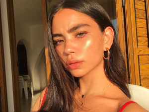 Το bronzy Y2K glam κάνει δυναμικό comeback – Ιδανικό για καλοκαιρινή θεά με sunkissed vibes