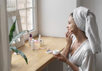 Skincare smoothies: Η νέα λογική του «τα ανακατεύω όλα και τα φοράω μονομιάς»