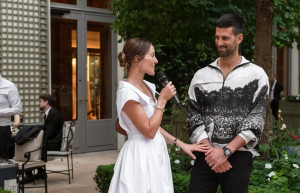 Αυτοκόλλητοι στο νερό ο Νόβακ Τζόκοβιτς με τη σύζυγό του - Τα πλάνα από το «καυτό» μπάνιο τους στη Μύκονο