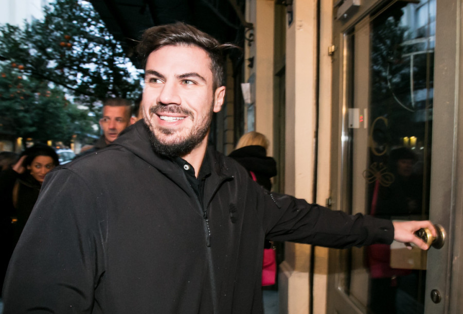 Γενέθλια για τον Πετρετζίκη: Η τούρτα-έκπληξη εμπνευσμένη από το πρόσφατο ατύχημά του και το challenge με τα κρεμμύδια