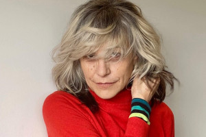 Γκρίζα μαλλιά και κόκκινα χείλη: Γιατί η παρουσία της Lio στο show του Jacquemus μας κάνει να νιώθουμε όμορφα