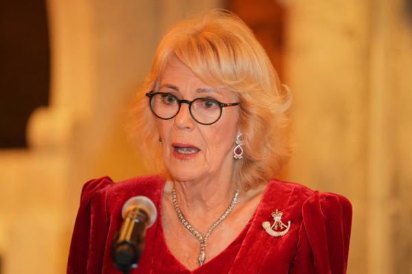 Βασίλισσα Καμίλα: Δεν θα περάσει τα Χριστούγεννα με τα παιδιά της – Ο γιος της Τομ μιλάει ανοιχτά