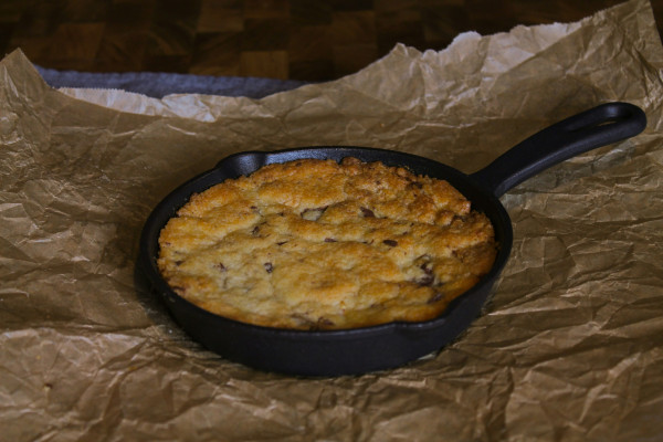 Όχι απλώς cookies! Αυτή η λαχταριστή cookie pie με γέμιση πραλίνας θα σε σπρώξει στην αμαρτία