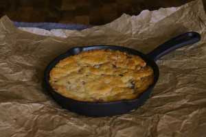Όχι απλώς cookies! Αυτή η λαχταριστή cookie pie με γέμιση πραλίνας θα σε σπρώξει στην αμαρτία