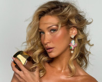 Η Bella Hadid κάνει τα ροζ νύχια τάση και τον χειμώνα - Και είμαστε απόλυτα μέσα