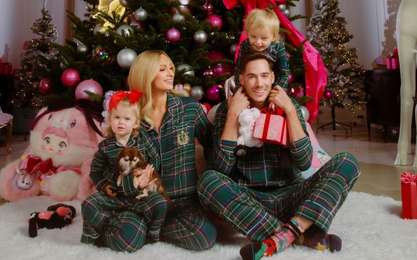 Paris Hilton: Η φωτογράφιση υπερπαραγωγή για τη φετινή οικογενειακή Christmas Card