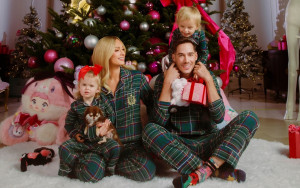 Paris Hilton: Η φωτογράφιση υπερπαραγωγή για τη φετινή οικογενειακή Christmas Card