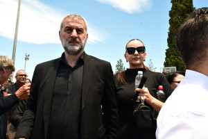 Γωγώ Μαστροκώστα: Οι σπαρακτικοί επικήδειοι της κόρης της Βικτώριας και του Τραϊανού Δέλλα