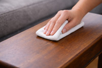 Γρατζουνιές στα ξύλινα έπιπλα: Το απλό κόλπο που τις εξαφανίζει