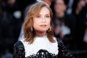 Στο σόου της Balenciaga, η Isabelle Huppert υιοθέτησε τον πιο ανεπιτήδευτο κότσο του καλοκαιριού που αντέχει στη ζέστη (και τον λατρέψαμε)