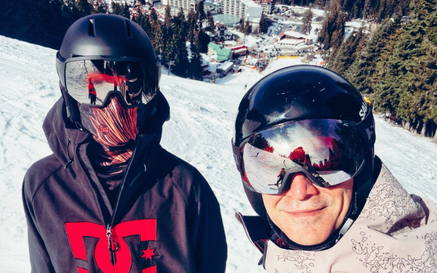 Σάκης Ρουβάς: Σκι με υπόκρουση τραγούδι του. Που βρίσκεται με την οικογένειά του; (Αποκλειστικό)