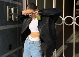 Μπορούν τα σκισμένα τζιν να είναι κομψά το 2026;