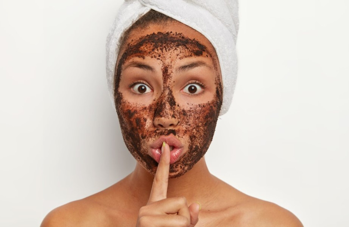 Γιατί οι celebs ορκίζονται στον καφέ για τέλειο δέρμα (και 5 τρόποι να τον εντάξετε στη ρουτίνα σας)