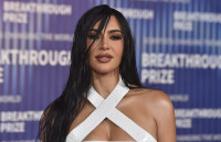 Η Kim Kardashian πόζαρε με διάφανη μπλούζα και εσώρουχα στη νέα καμπάνια της SKIMS
