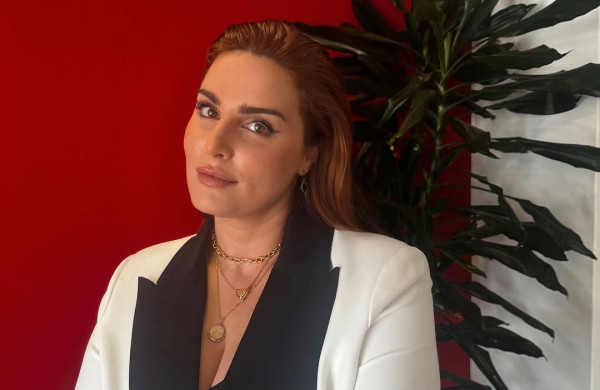 Εβελίνα Νικόλιζα: Ο απίθανος λόγος που φορά ανάποδα το πουλόβερ της (και δεν είναι για το μάτι!)