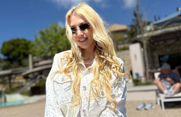 Κωνσταντίνα Σπυροπούλου: Βγήκε να διασκεδάσει χωρίς τα παιδιά (που επιτέλους δεν είναι άρρωστα) και έπεσε πάνω στον… Grinch