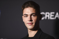Ποιος είναι ο Hero Fiennes-Tiffin, ο ανιψιός του Ralph Fiennes που πρωταγωνιστεί στο “Young Sherlock”
