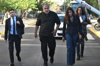 Βασίλης Μπισμπίκης: Πέρασε από τη γειτονιά για τις συγγνώμες του με γλυκά στα χέρια