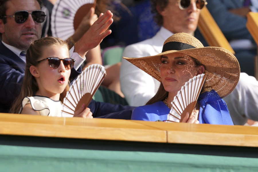 Kate Middleton: Πήρε τη Charlotte και μπήκαν στο μετρό του Λονδίνου σαν κοινές θνητές
