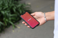 Μπορεί ένα swipe να καταλήξει σε σχέση; Το Tinder λέει ναι (με λίγη τύχη)