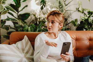 Ένα βράδυ σαν να μην υπάρχει Wi-Fi: Τι κάναμε στο σπίτι πριν κάθε κενό γεμίσει με scrolling;