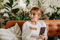 Ένα βράδυ σαν να μην υπάρχει Wi-Fi: Τι κάναμε στο σπίτι πριν κάθε κενό γεμίσει με scrolling;