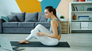 5 cardio ασκήσεις που μπορείς να κάνεις οπουδήποτε, ακόμα και στο σαλόνι σου