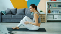 5 cardio ασκήσεις που μπορείς να κάνεις οπουδήποτε, ακόμα και στο σαλόνι σου