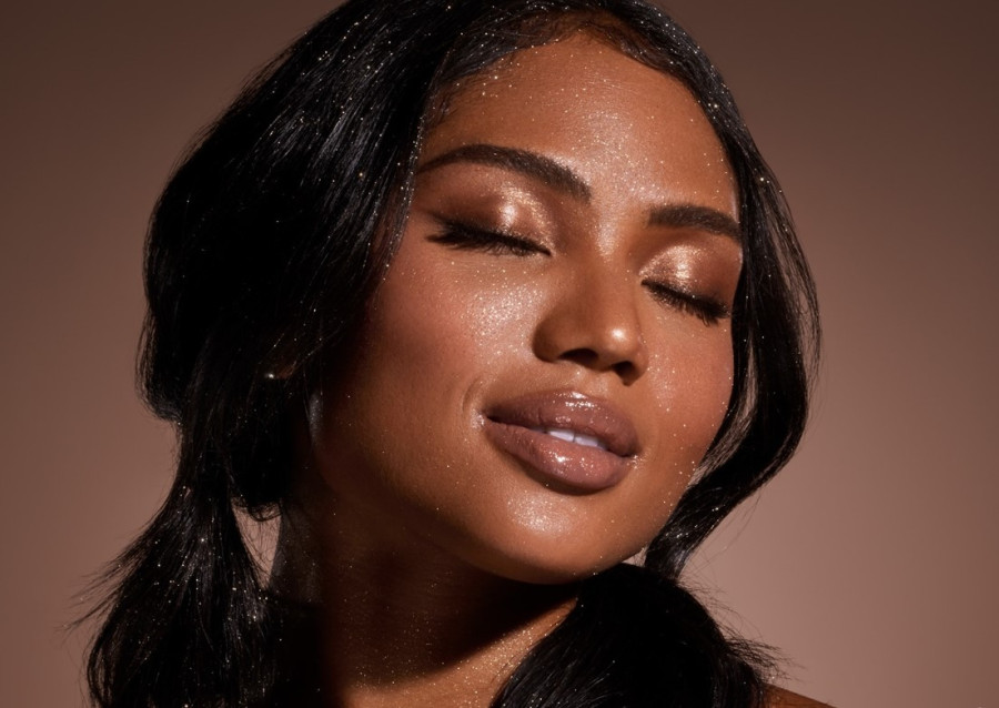 Αυτό το glitter setting spray είναι το beauty αγαπημένο μας για την εορταστική περίοδο