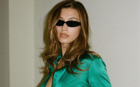 Το teal-black look της Hailey Bieber μυρίζει ‘80s και Madonna