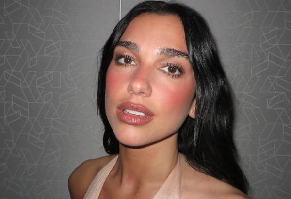 Δοκίμασε το &quot;Sunset Blush&quot; της Dua Lipa για να απογειώσεις το ανοιξιάτικο μακιγιάζ σου