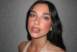 Δοκίμασε το &quot;Sunset Blush&quot; της Dua Lipa για να απογειώσεις το ανοιξιάτικο μακιγιάζ σου