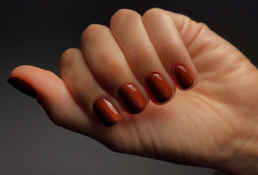 Gingerbread latte nails: Το νέο χρώμα του φθινοπώρου που αλλάζει τα δεδομένα πέρα από το καφέ και το μπορντό
