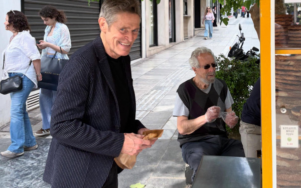 Willem Dafoe: Για κουλούρι στη Βουκουρεστίου πριν την πρεμιέρα της ταινίας του στην Αίγλη Ζαπείου