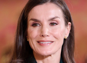 «Strobing»: Το γρήγορο makeup trick της βασίλισσας Letizia της Ισπανίας για πιο νεανική όψη